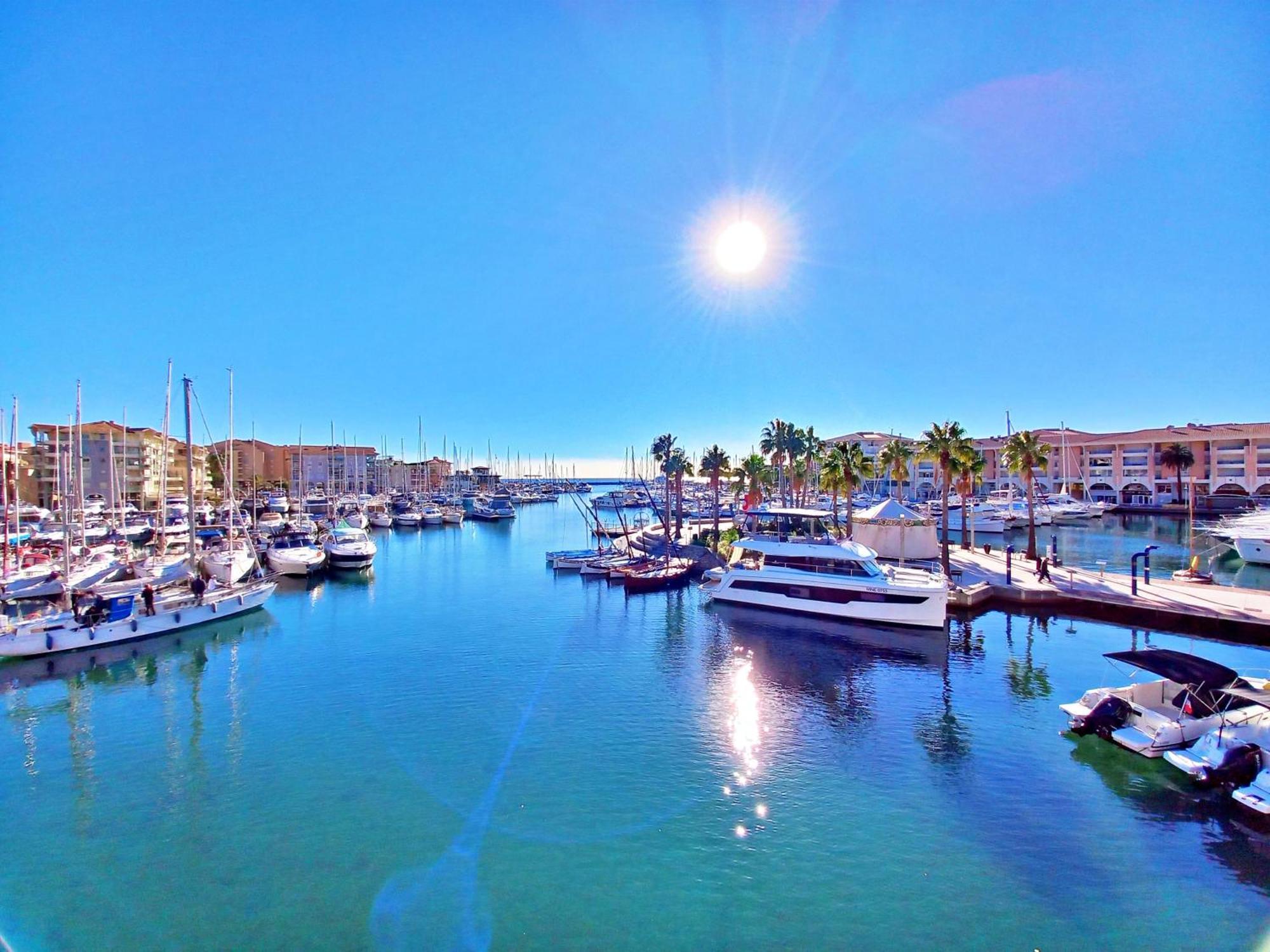 Port Frejus - Tout A Pied - Wifi - Clim Bagian luar foto
